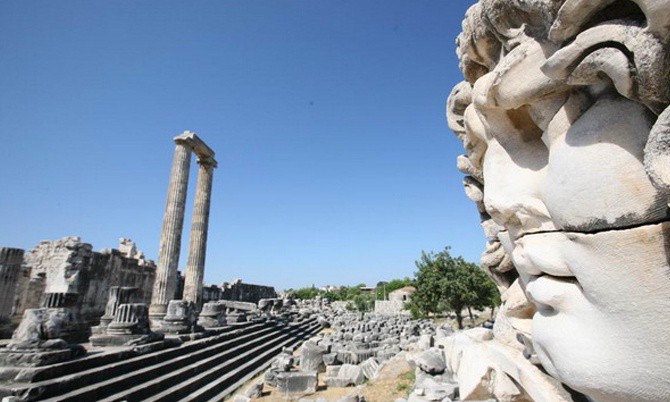 Hierapolis'de Anadolu Tanrısı olarak bilinen Apollon’a adanmış bir kutsal yer bulunmaktadır.  