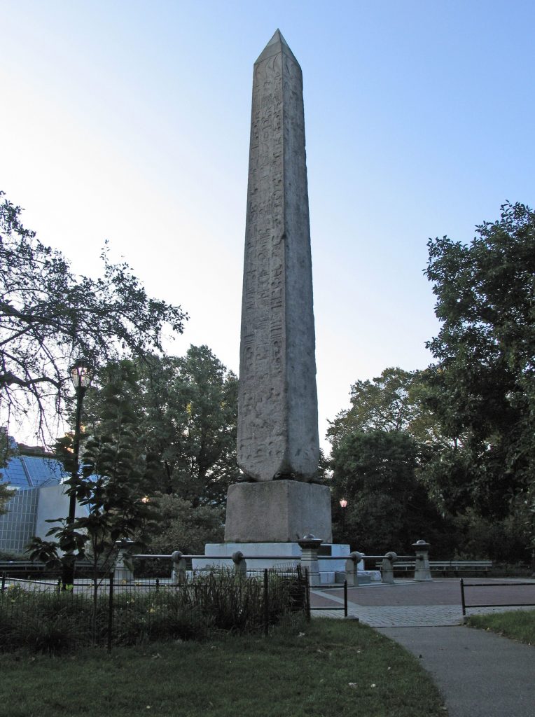 Milattan önce Eski Mısır'daki Heliopolis antik kentinde Güneş Tapınağı için yapılan bu obelisk, halen orijinal halini muhafaza etmektedir. 