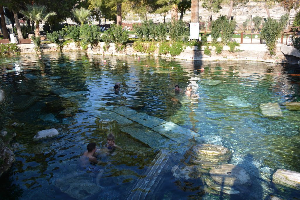 Termal kaplıcalarıyla tanınan Hierapolis’in en büyük zenginliği şifalı sularıydı. 